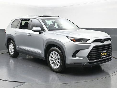 Used 2024 Toyota Grand Highlander XLE image 3