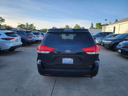 Used 2013 Toyota Sienna LE FWD image 4