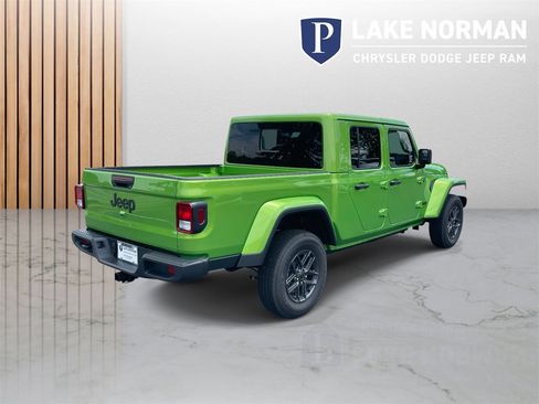 New 2025 Jeep Gladiator Sport image 9