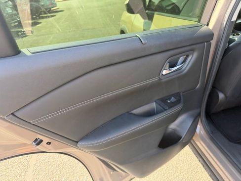 Used 2024 Nissan Rogue SV w/ SV Premium Package image 11