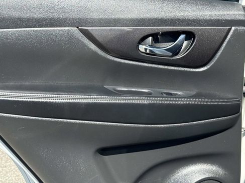 Used 2019 Nissan Rogue SV w/ Premium Package image 14