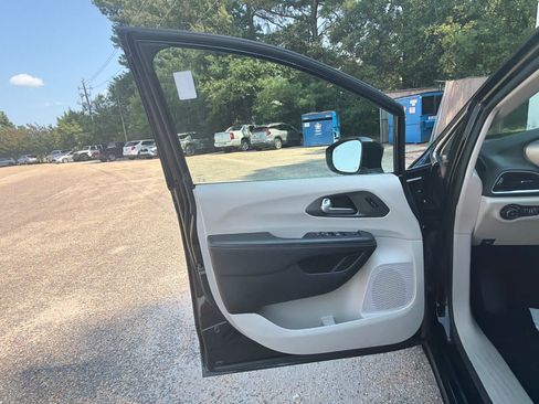 Used 2024 Chrysler Pacifica Touring-L FWD image 18