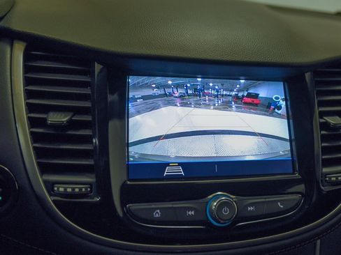 Used 2020 Chevrolet Trax LT w/ LT Convenience Package image 18