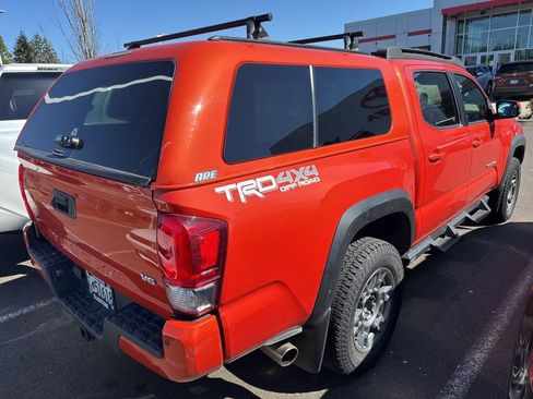 Used 2017 Toyota Tacoma TRD Off-Road image 3