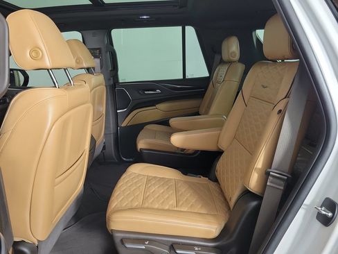 Used 2023 Cadillac Escalade Premium Luxury AWD/4WD image 13