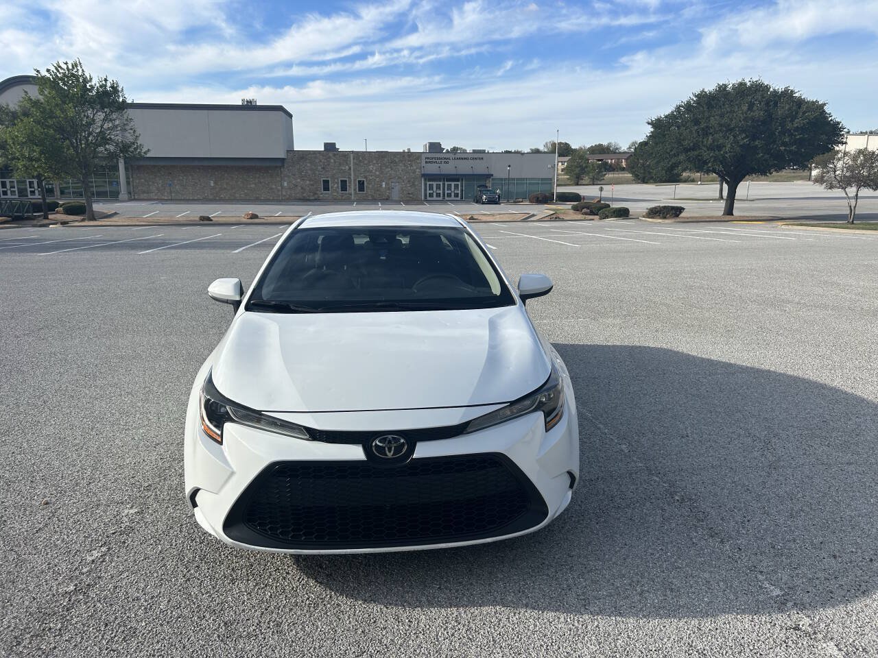 Used 2021 Toyota Corolla LE w/ LE Convenience Package FWD image 2
