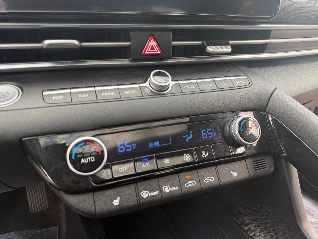 Used 2025 Hyundai Elantra SEL FWD image 17