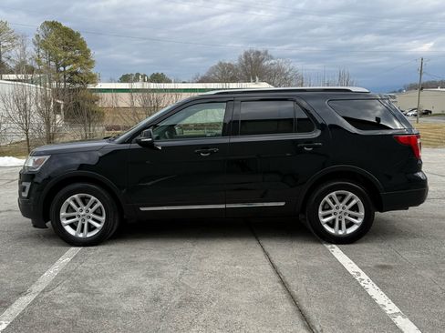 Used 2017 Ford Explorer XLT w/ Equipment Group 202A image 8