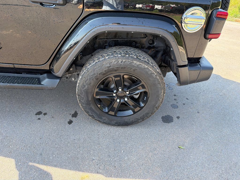 Used 2022 Jeep Wrangler Unlimited Sahara AWD/4WD image 17
