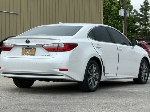 Used 2017 Lexus ES 300h w/ Luxury Package FWD image 5