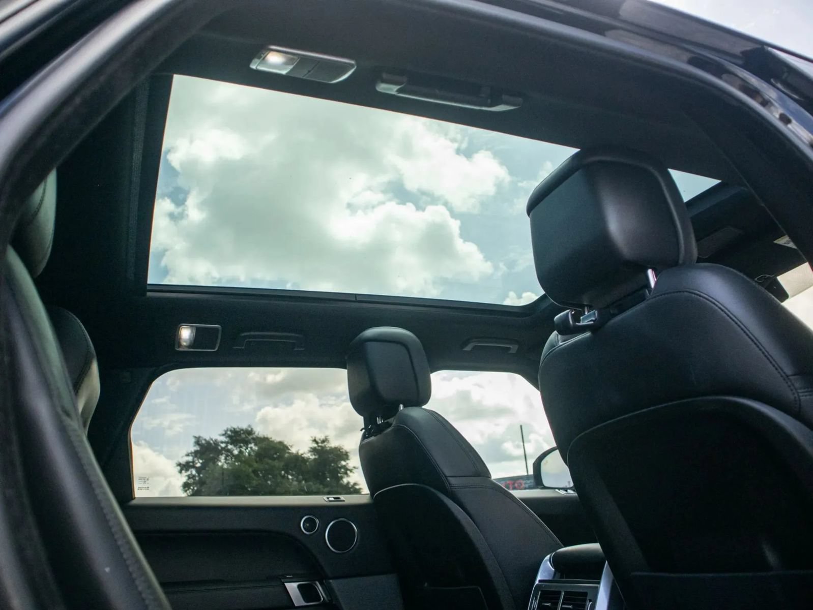 Used 2020 Land Rover Range Rover Sport SE AWD/4WD image 24
