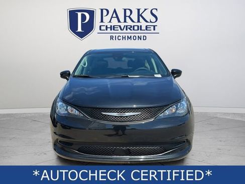 Used 2023 Chrysler Voyager LX image 2