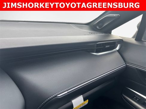 Used 2024 Toyota Venza XLE image 25