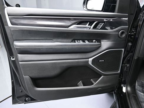 Used 2024 Jeep Wagoneer 2WD image 12