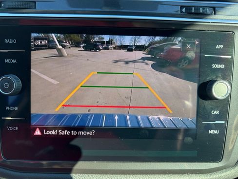 Used 2021 Volkswagen Tiguan SE image 23