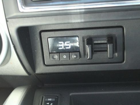 Used 2019 Nissan Titan SV w/ SV Convenience Package AWD/4WD image 22