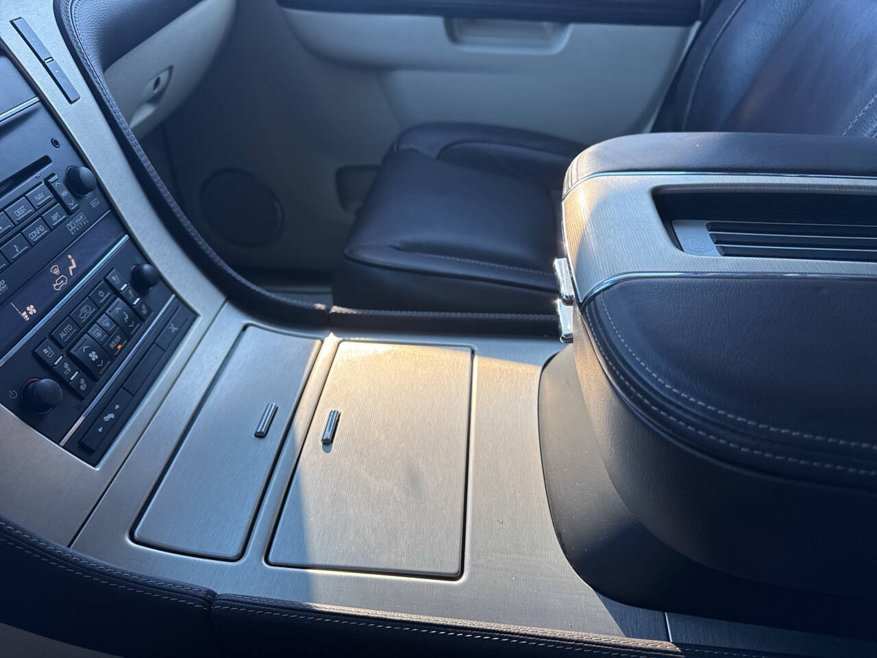 Used 2013 Cadillac Escalade Platinum AWD/4WD image 36