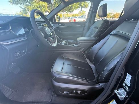 Certified 2025 Jeep Grand Cherokee Limited w/ Black Appearance Package image 11