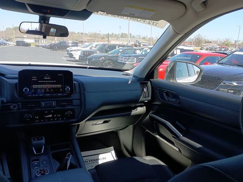 Used 2024 Nissan Pathfinder S image 11