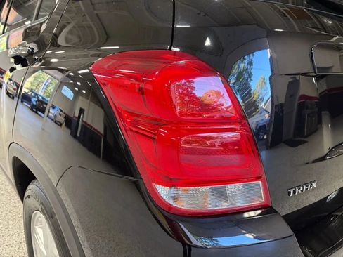 Used 2020 Chevrolet Trax LT w/ LT Convenience Package image 9