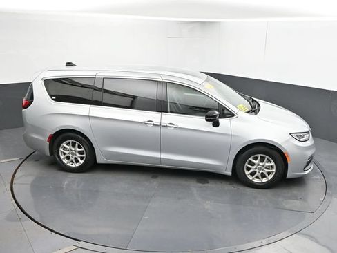 Used 2024 Chrysler Pacifica Touring-L FWD image 38