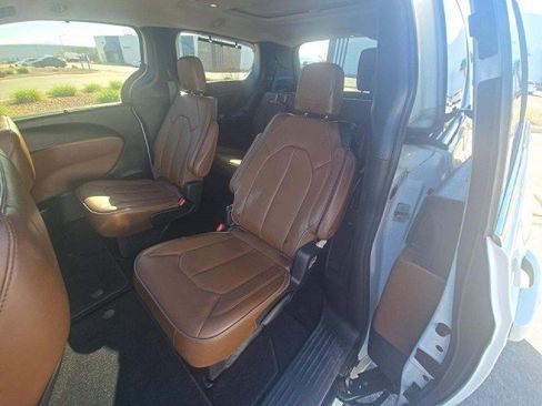 Used 2017 Chrysler Pacifica Limited image 8