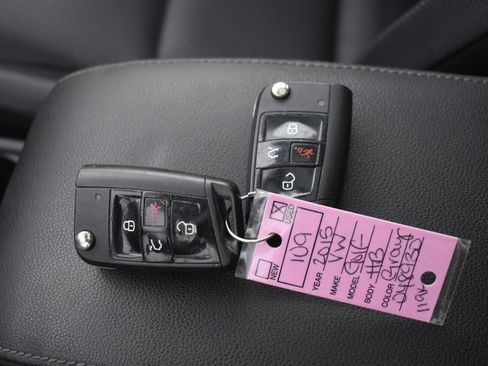 Used 2015 Volkswagen Golf S image 32