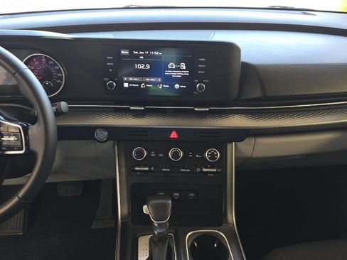 Used 2023 Kia Carnival LX image 9