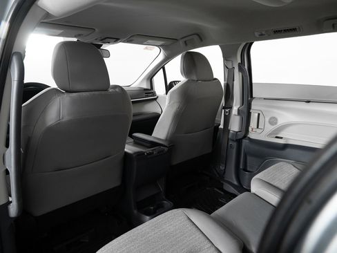 Used 2022 Toyota Sienna LE image 19