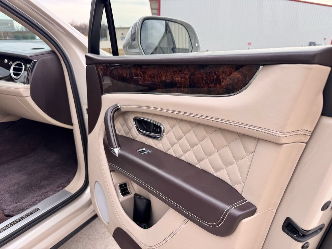 Used 2018 Bentley Bentayga AWD/4WD image 17