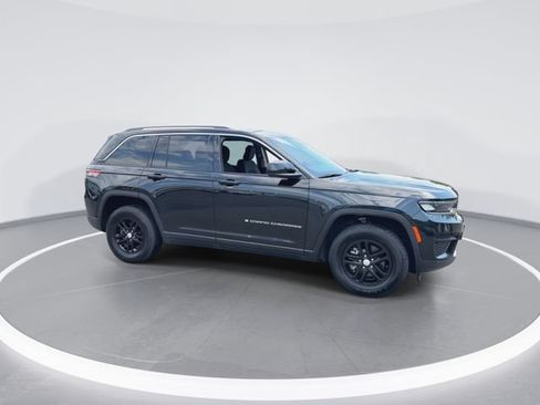 Used 2023 Jeep Grand Cherokee Laredo w/ Luxury Tech Group I AWD/4WD image 2