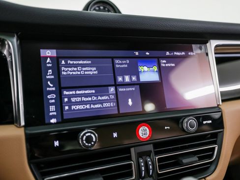 Certified 2025 Porsche Macan image 18