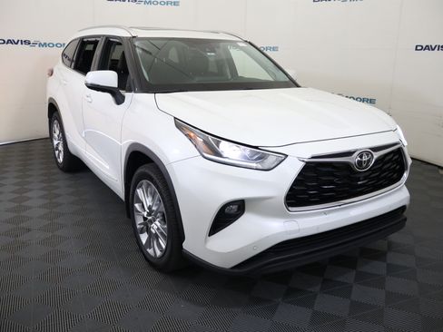 Used 2021 Toyota Highlander Limited AWD/4WD image 3