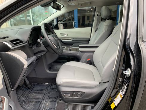 Used 2022 Toyota Sienna XLE image 11