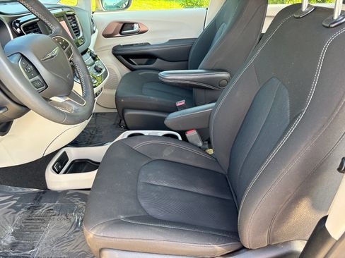 Used 2024 Chrysler Voyager LX FWD image 13