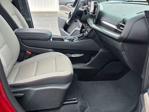 Used 2025 Chevrolet Traverse LT FWD image 18