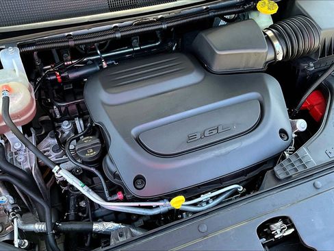 Used 2024 Chrysler Pacifica Limited FWD image 29