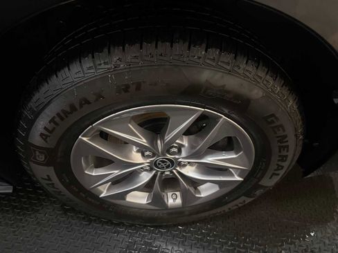 Certified 2023 Toyota Sienna XLE image 9