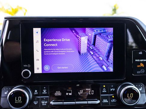 Used 2025 Toyota Highlander XLE FWD image 38