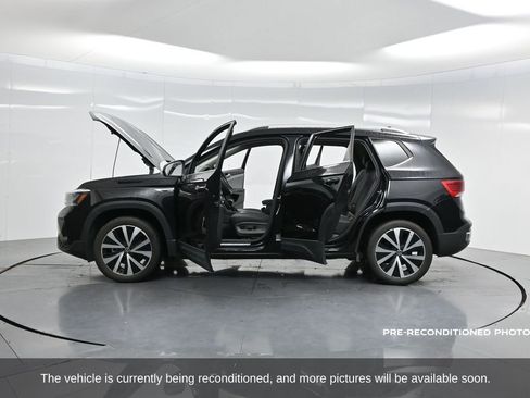 Used 2023 Volkswagen Taos SE w/ Panoramic Sunroof Package image 49