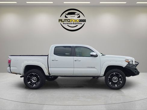 Used 2016 Toyota Tacoma Limited w/ Towing Package AWD/4WD image 8