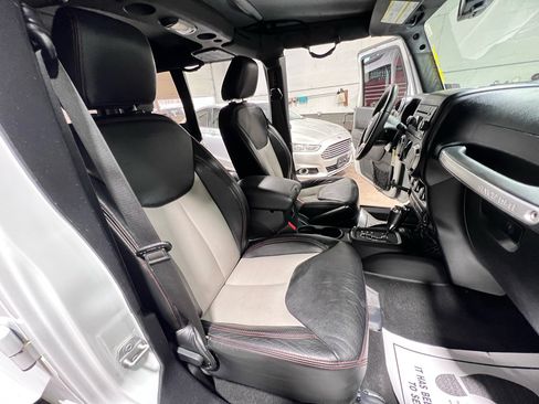 Used 2016 Jeep Wrangler Unlimited Sahara w/ Connectivity Group image 22