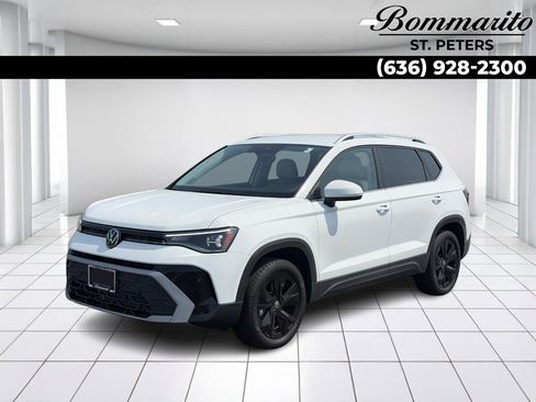 Used 2025 Volkswagen Taos SE w/ Black Wheel Package FWD image 1