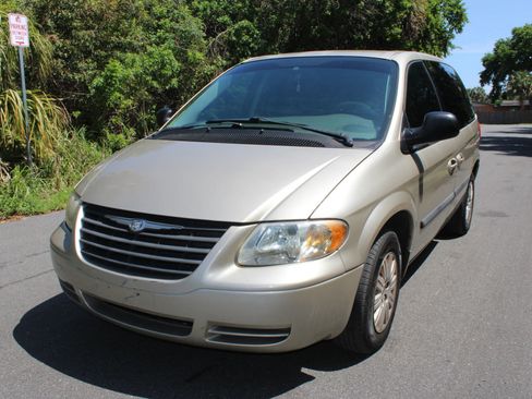 Used 2005 Chrysler Town & Country image 4