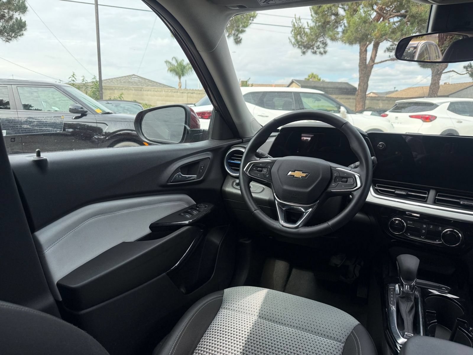 Used 2025 Chevrolet Trax LT w/ LT Convenience Package FWD image 30