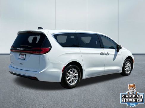 Used 2023 Chrysler Pacifica Touring-L FWD image 3