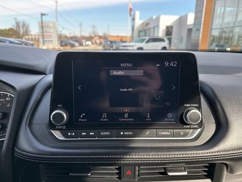 Used 2025 Nissan Rogue SV image 32