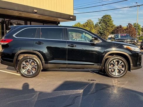 Used 2019 Toyota Highlander LE w/ Carpet Mat Package (TMS) AWD/4WD image 3