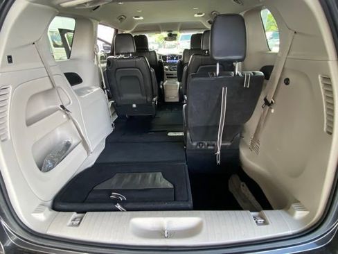 Used 2023 Chrysler Pacifica Touring-L image 27
