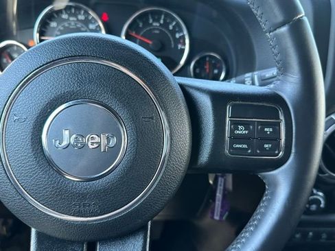 Used 2017 Jeep Wrangler Unlimited Rubicon w/ Connectivity Group AWD/4WD image 15